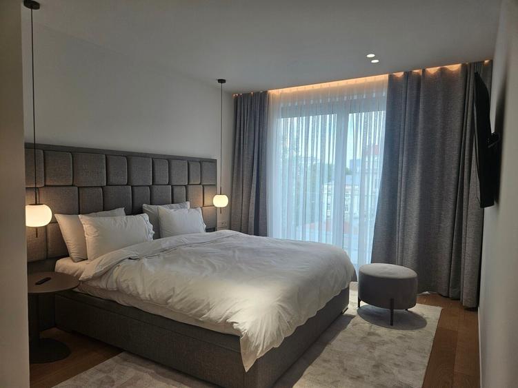 Apartament cu 3 camere decomandat, mobilat în Romană