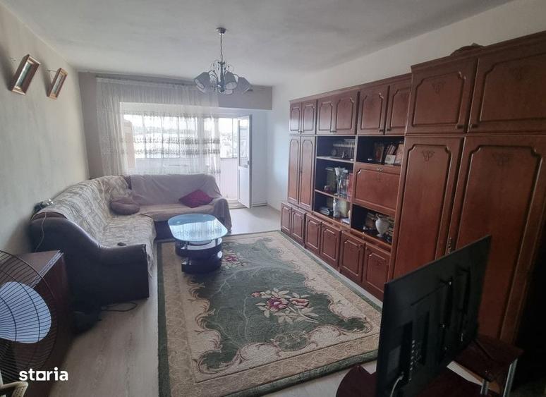 Apartament cu 4 camere decomandat în Nicolina