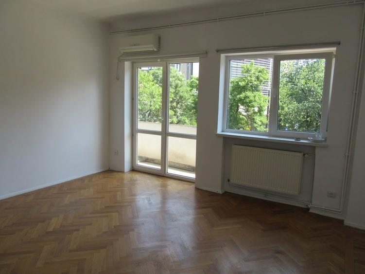 Apartament cu 3 camere semidecomandat, mobilat în Calea Victoriei