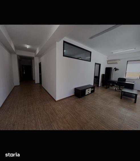Casă cu 9 camere cu Teren 174 Mp în Colentina