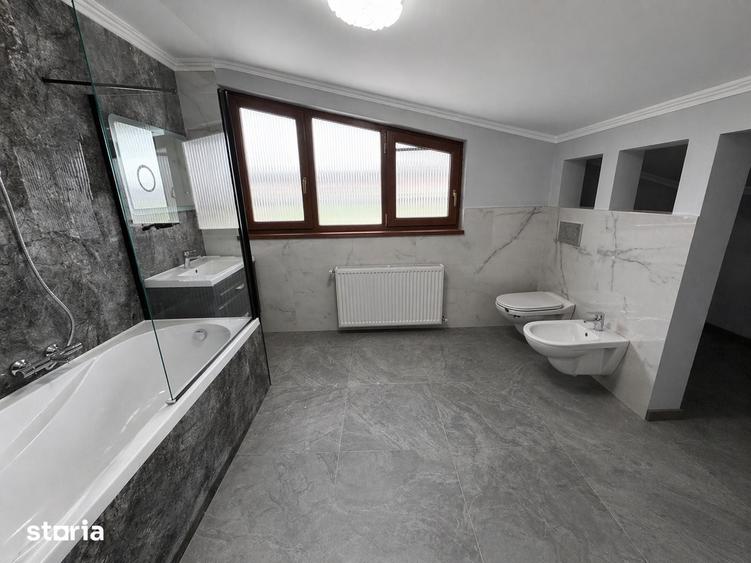 Casă cu 5 camere cu Teren 426 Mp în Central