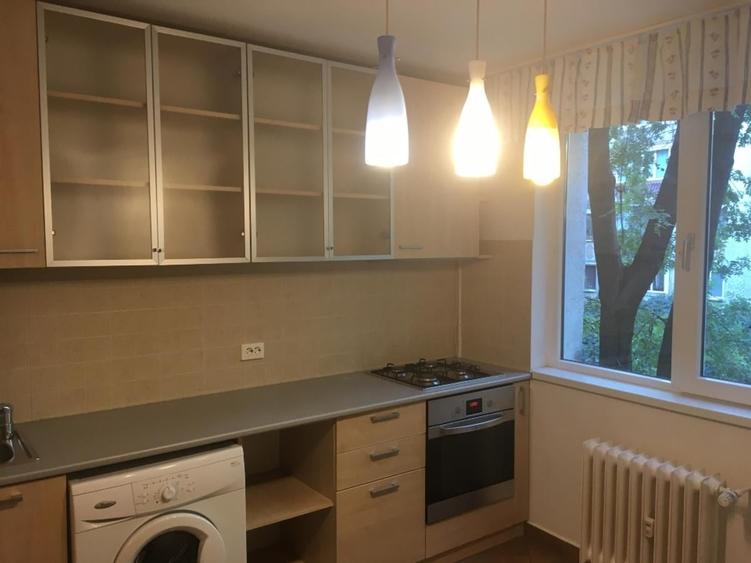 Apartament cu 4 camere semidecomandat, mobilat în Titan