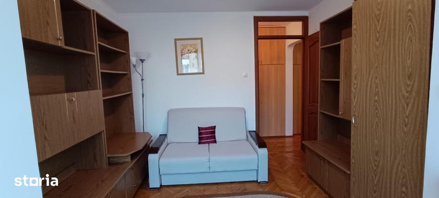 Apartament cu 4 camere decomandat în Tractorul