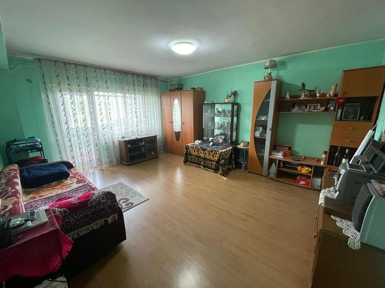 Apartament cu 3 camere decomandat, mobilat în Păcii