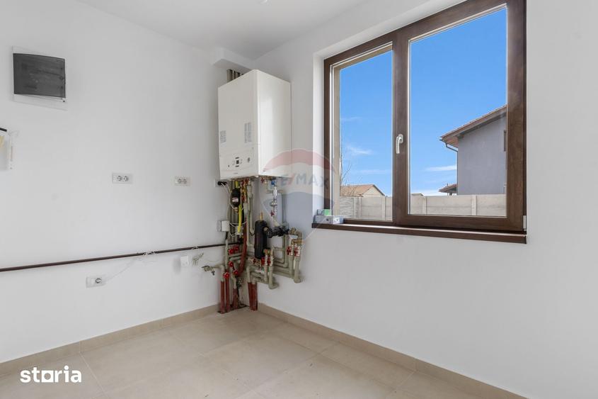 Casă cu 7 camere cu Teren 437 Mp în Livada