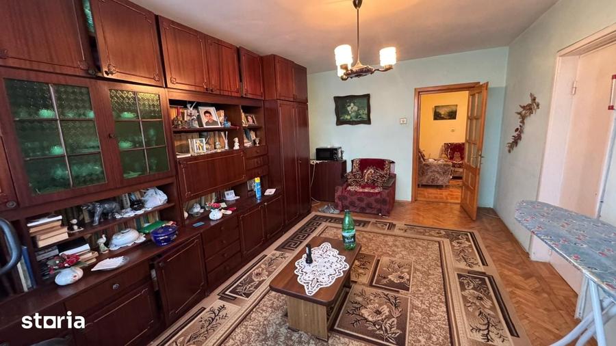 Apartament cu 3 camere decomandat în Cornișa