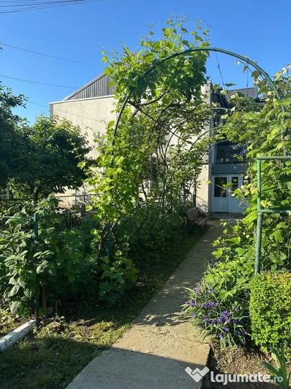 Apartament cu 5 camere semidecomandat în Vidra