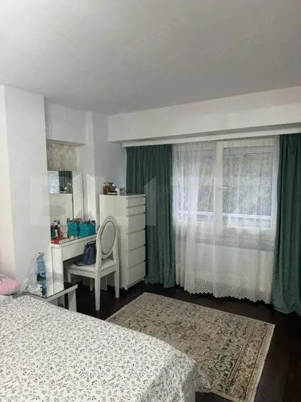 Apartament cu 4 camere decomandat, mobilat în Central