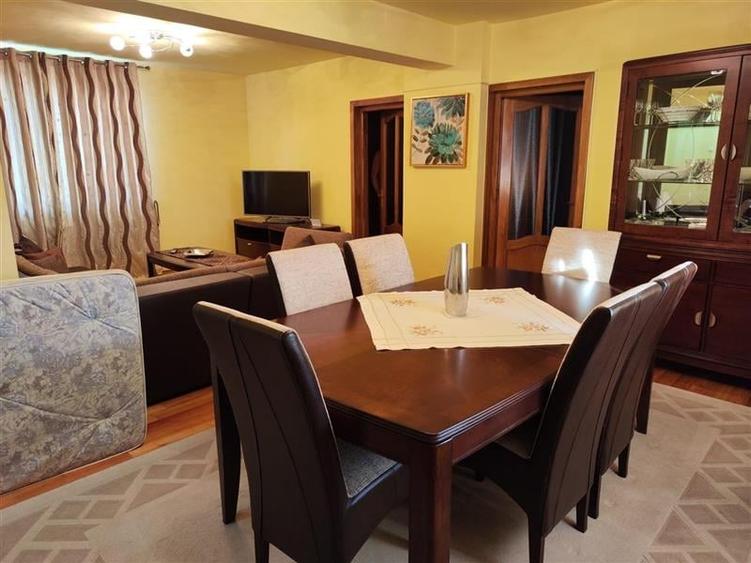 Casă individuală cu 8 camere cu Garaj în Gara Mare
