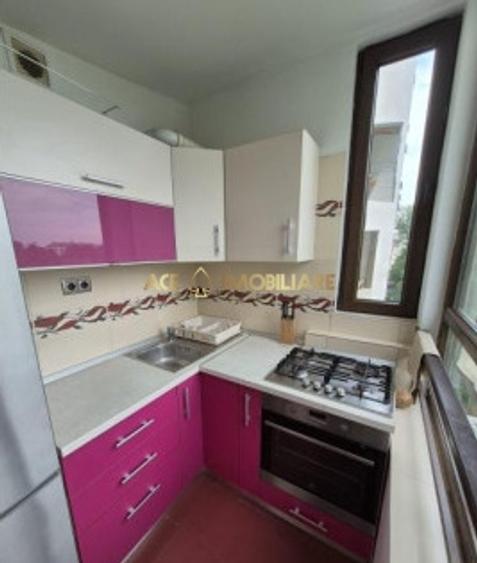 Apartament cu 3 camere semidecomandat, mobilat în Bucureștii Noi
