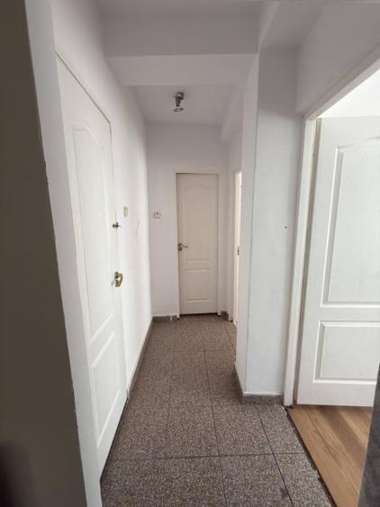 Apartament cu 4 camere semidecomandat, mobilat în Central