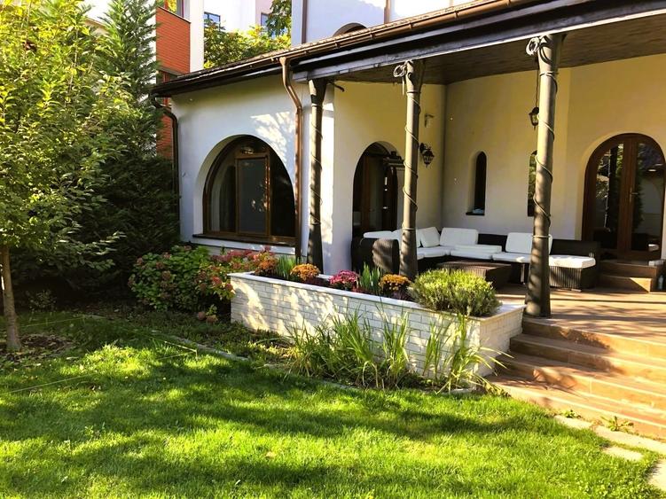 Casă cu 10 camere cu Garaj în Unirii