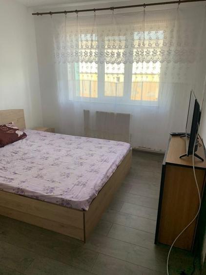Apartament cu 3 camere semidecomandat, mobilat în Milcov