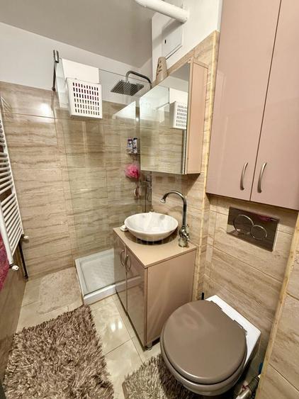 Apartament cu 2 camere semidecomandat în Craiovița Nouă