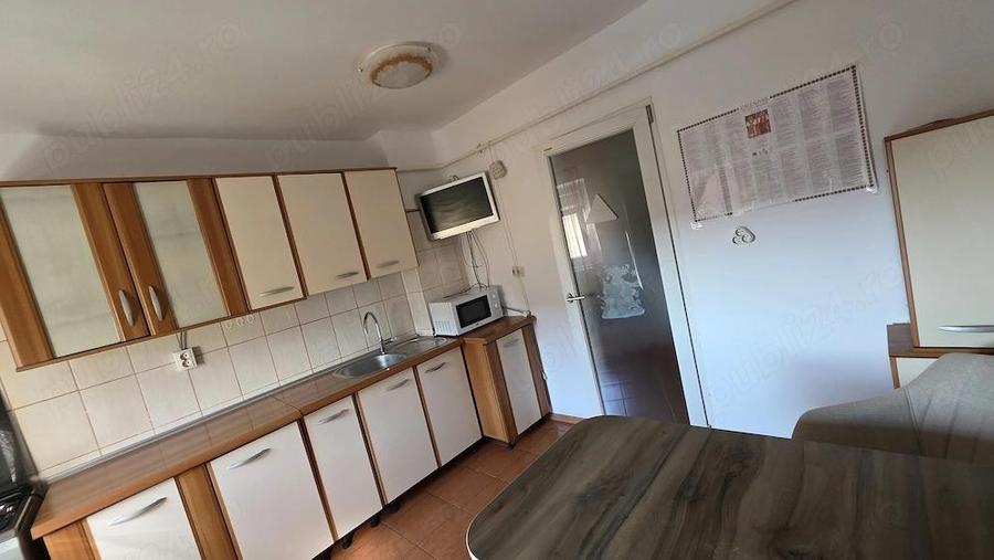 Apartament cu 3 camere semidecomandat, mobilat în Central