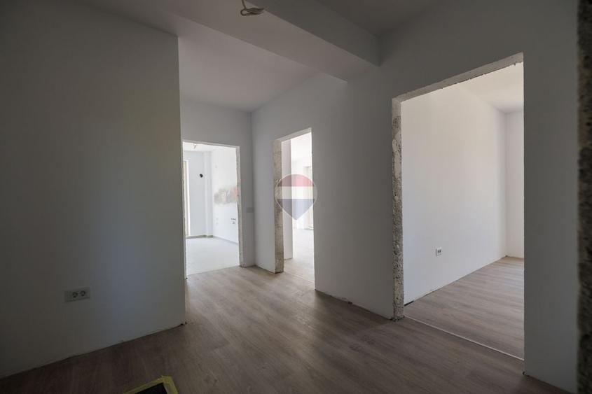 Apartament cu 3 camere decomandat în Tractorul