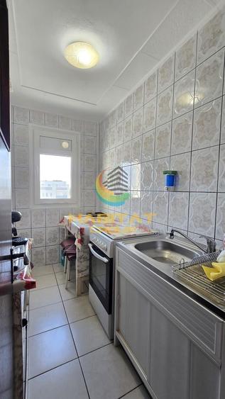 Apartament cu 3 camere semidecomandat în Berceni