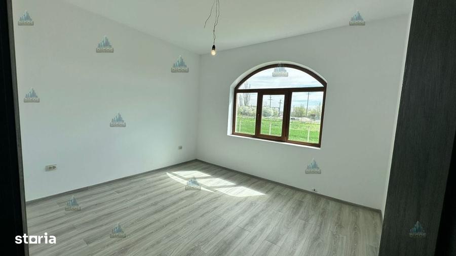Casă cu 4 camere în Remuș