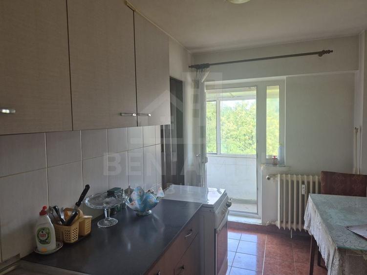 Apartament cu 3 camere decomandat în Sărari