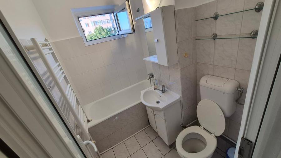 Apartament cu 3 camere semidecomandat, mobilat în Tomis Nord