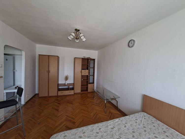 Garsonieră decomandată în Titan