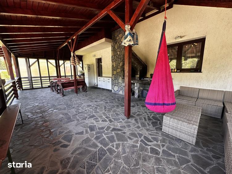 Casă cu 5 camere cu Teren 1286 Mp în Măneciu