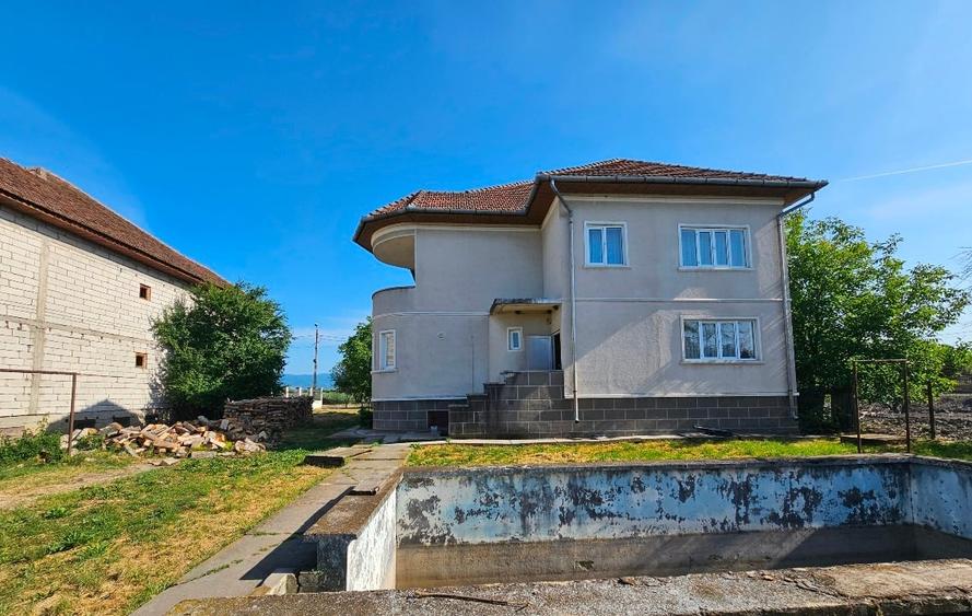 Casă individuală cu 5 camere cu Teren 2500 Mp în Central