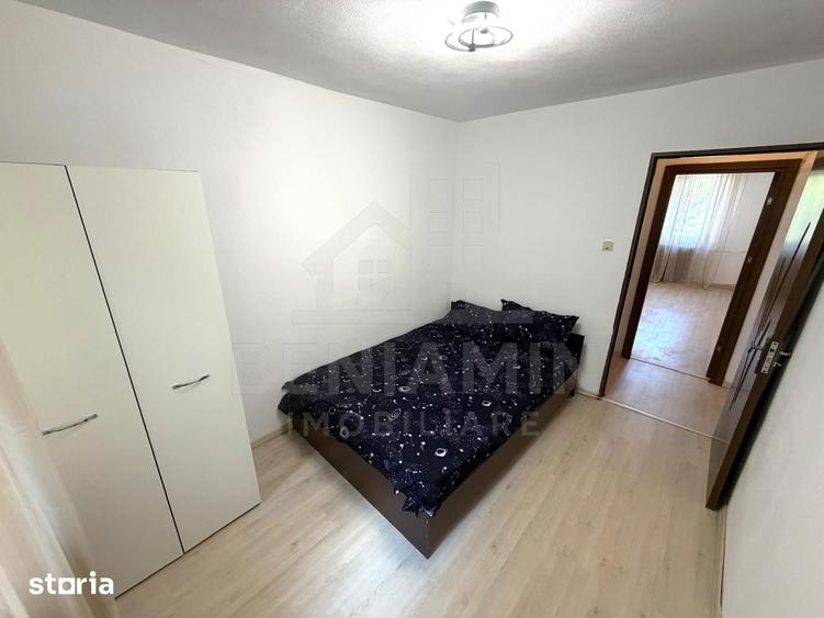 Apartament cu 3 camere semidecomandat în Craiovița Nouă