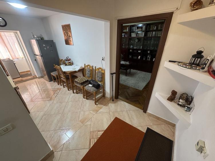 Apartament cu 3 camere decomandat, mobilat în Delfinariu