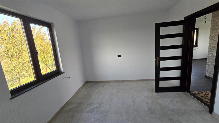 Casă individuală cu 5 camere cu Teren 600 Mp în Mitocu Dragomirnei