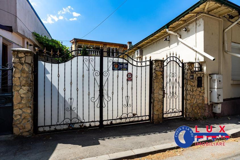 Casă individuală cu 8 camere cu Canalizare în Ultracentral