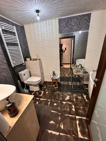 Apartament cu 3 camere semidecomandat în Herăstrău