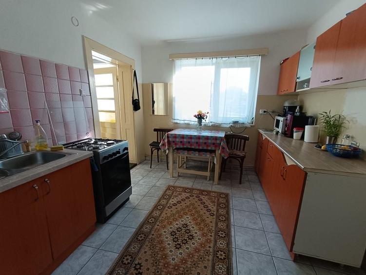 Casă individuală cu 6 camere cu Canalizare în Dâmbul Rotund