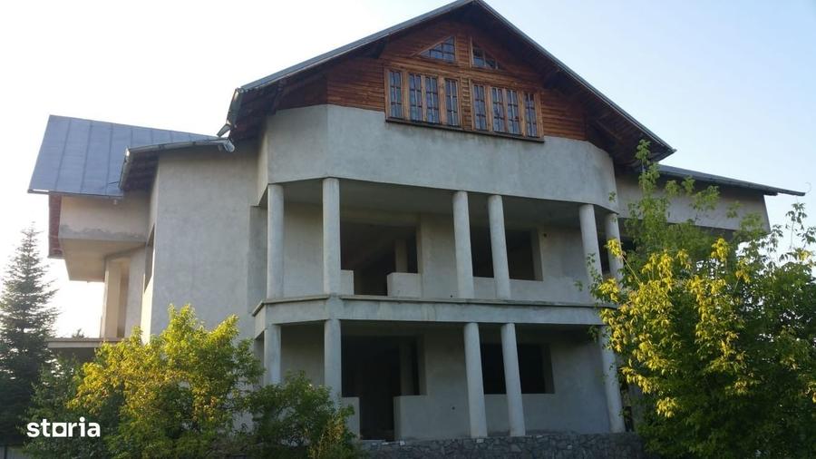 Casă cu 4 camere cu Teren 1950 Mp în Central