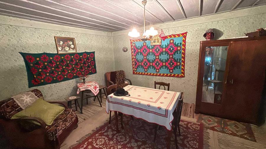 Casă cu 3 camere decomandat în Fințești
