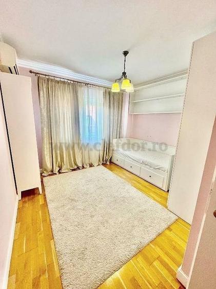 Apartament cu 4 camere decomandat în Pipera