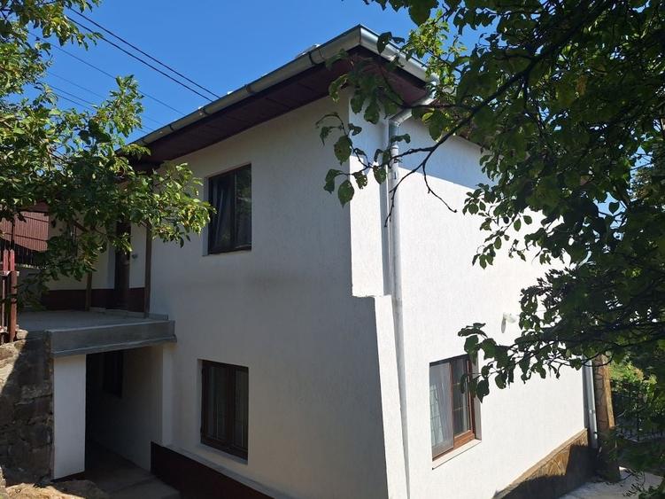 Vand casa traditionala din lemn in comuna Sotrile, judetul Prahova, intr-o zona linistita si pitoreasca, la aproximativ 10 minute de Lacul Paltinu - 2