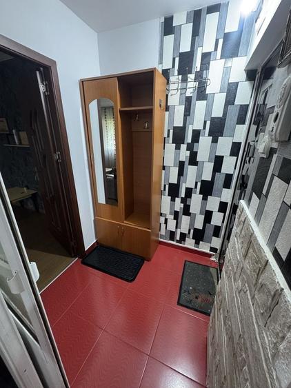 Apartament cu 2 camere semidecomandat în Podu Roș
