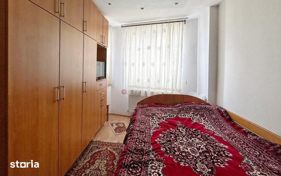Casă cu 9 camere cu Teren 150 Mp în Schei