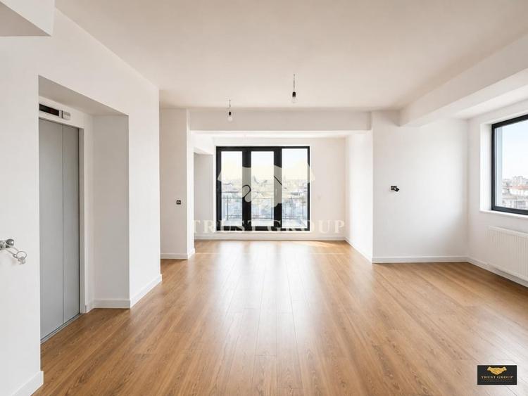 Penthouse cu 3 camere decomandat în Mihai Bravu