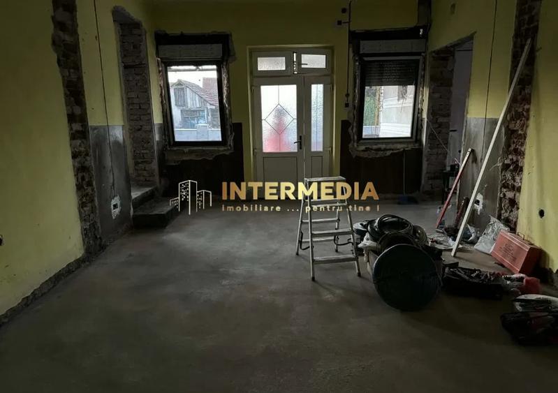 Casă individuală cu 4 camere cu Canalizare în Central