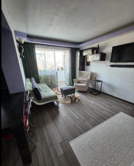 Apartament cu 4 camere semidecomandat, mobilat în Tătărași