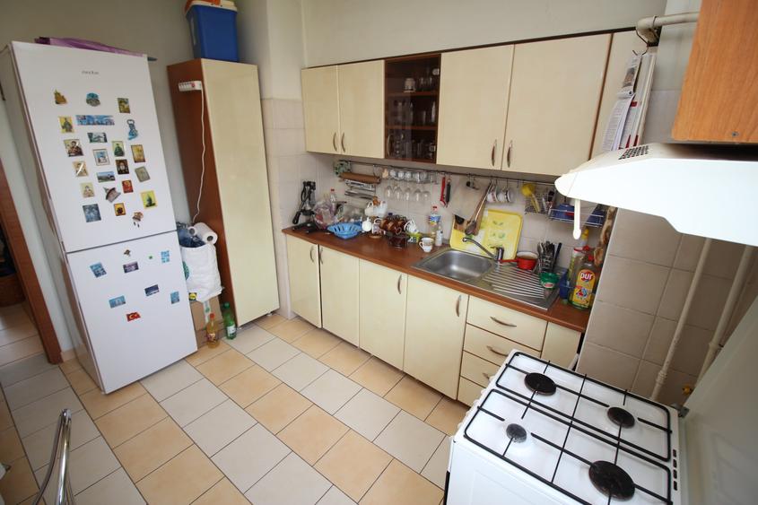 Apartament cu 3 camere semidecomandat, mobilat în Crângași