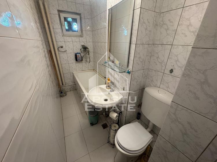 Apartament cu 3 camere semidecomandat în Girocului
