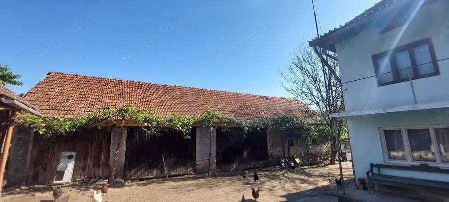 Casă cu 6 camere cu Teren 1500 Mp în Valea