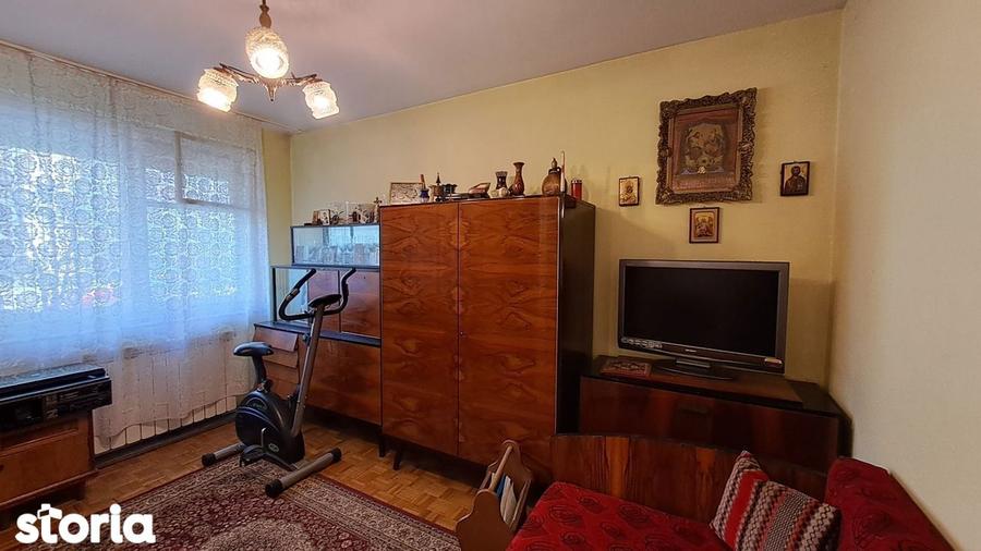 Apartament cu 3 camere semidecomandat în Decebal