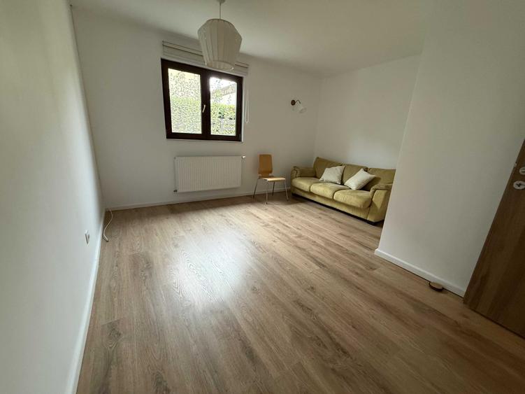 Casă cu 4 camere cu Teren 450 Mp în Ostratu