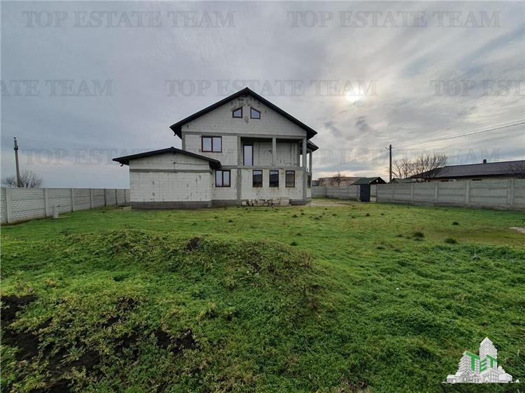 Casă cu 6 camere cu Garaj în Ciocârlia