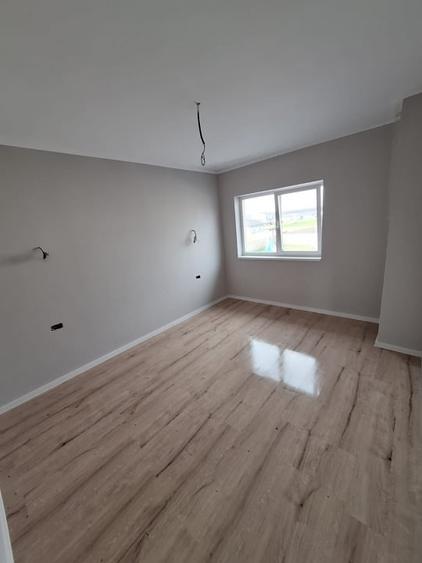 Duplex cu 5 camere cu Canalizare în Moșnița Nouă