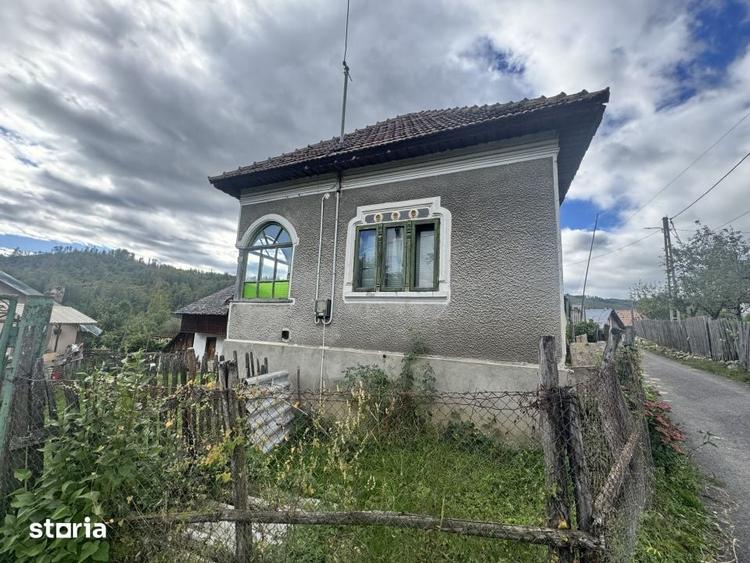Casă cu 2 camere cu Teren 6605 Mp în Albești